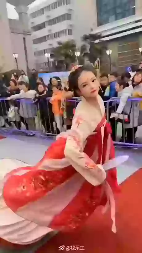 This Amazing Traditional Costume From China