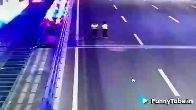 Hillarious Accident Because Of Mobile Must See
